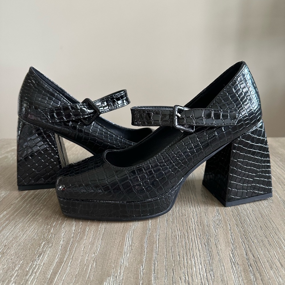 Mary Jane platform heels 👠